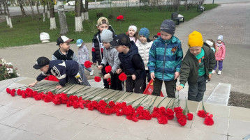 Воспитанники группы №12 возлагают цветы к памятнику героям Н.Мамонову и С.Орешкову.