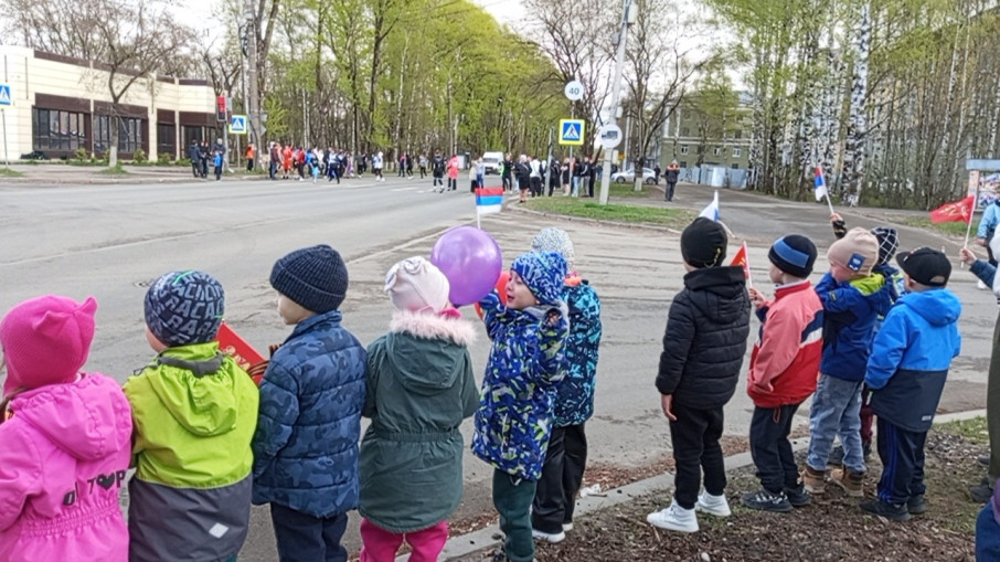 Ребята приветствуют участников легкоатлетической эстафеты, посвященной Дню Победы.